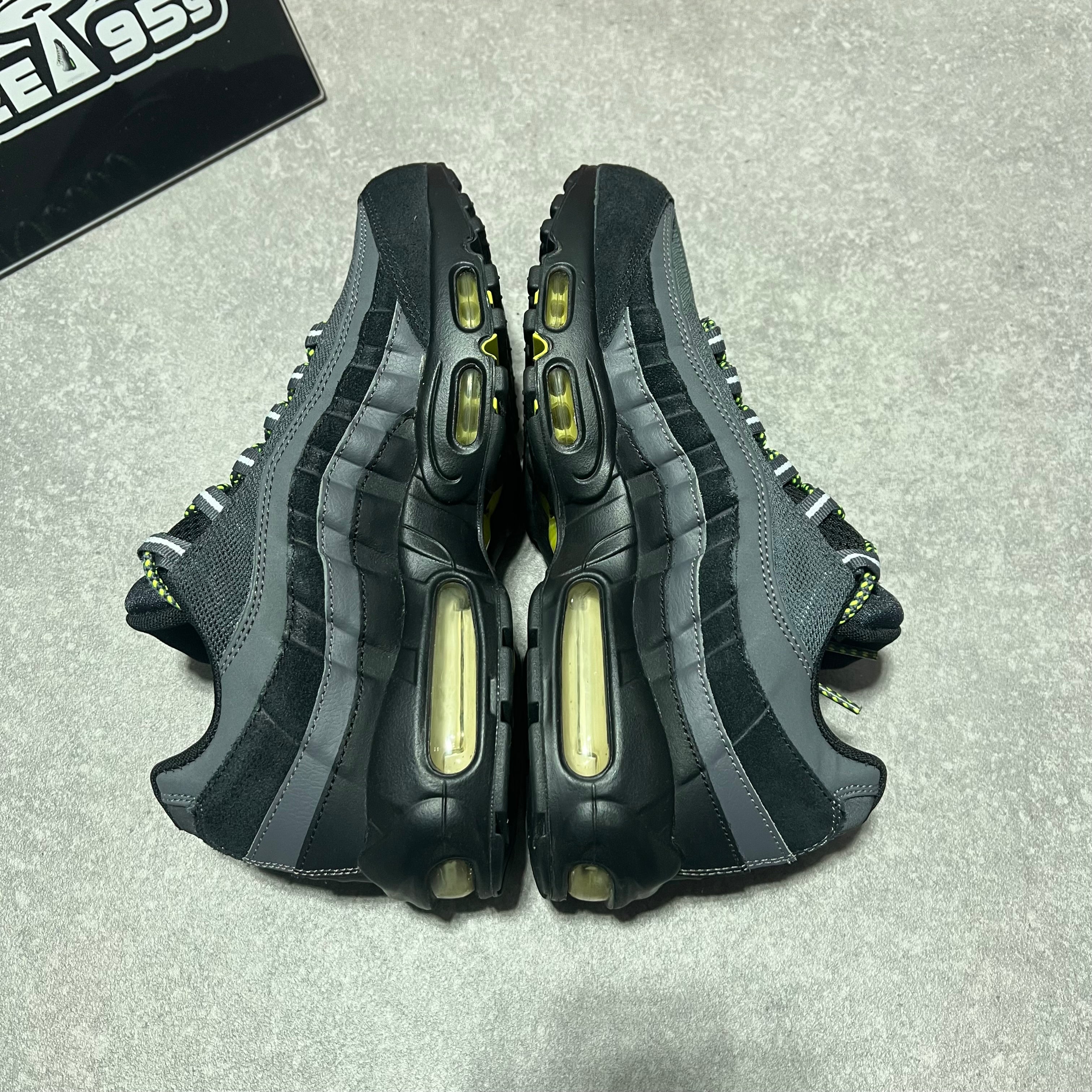 Airmax 95 Essential Black / Grey / Volt     UK8